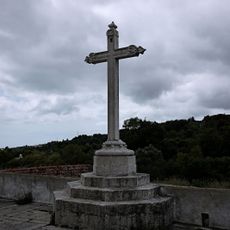Igreja de São Pedro, paroquial de Barcarena, incluindo o adro, o cruzeiro e o património móvel integrado