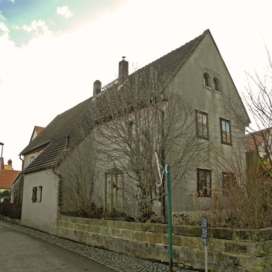 Wohnstallhaus eines Bauernhofes sowie zwei Torpfeiler Am Rundling 1