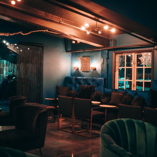 Looking Glass Escape Lounge