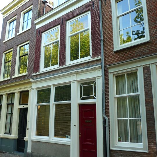 Laag huis met lijstgevel