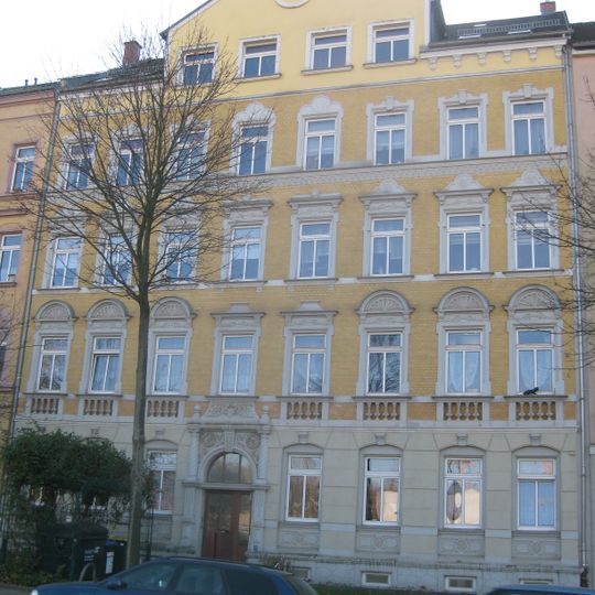 Mietshaus in geschlossener Bebauung mit Vorgarten Heinrich-Schütz-Straße 106