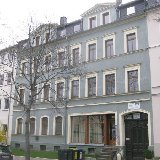 Mietshaus in geschlossener Bebauung sowie Hinterhaus und Vorgarten Klarastraße 26