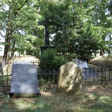 Grablege mit Einfriedung (am Friedenberg)