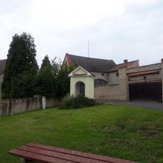 Kaplička v Lipnu u křižovatky