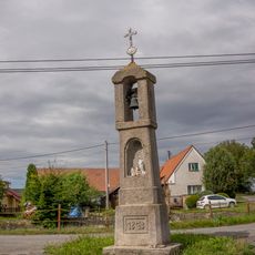Zvonička v Hrazanech na návsi