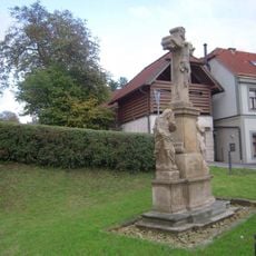 Boží muka ve středu Bukvic východně od požární nádrže