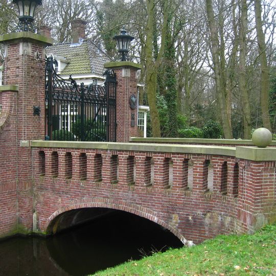 Villa Ruys, Brug met toegangshek