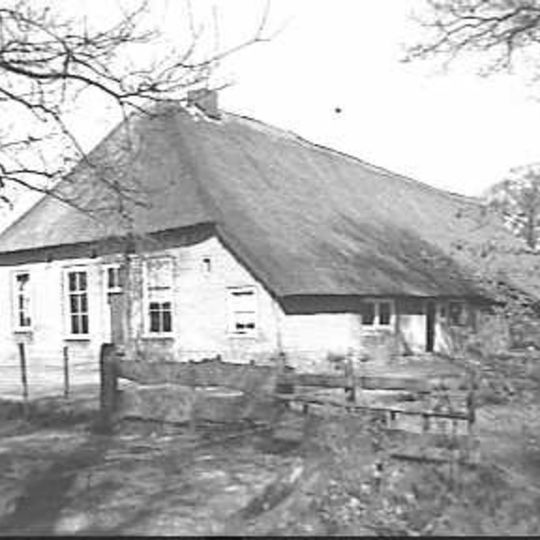 Middenlangsdeelboerderij met teruggeplaatste zijbaander en hoekbaander onder aan de voorzijde afgewolfd rieten schilddak