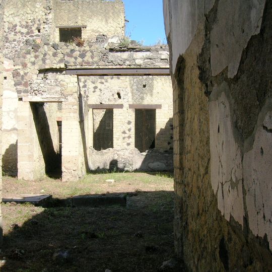 Casa con el Santuario de Madera