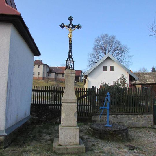 Kříž u kaple v Podivicích