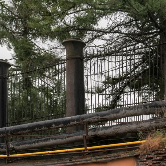 Ограда на подпорной стене главной плотины