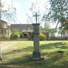 Kříž u autobusové zastávky v Oknech