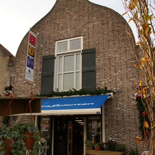 Huis met oorspronkelijke trap- of puntgevel waarvan de geprofileerde zij-afdekstukken bewaard zijn, in