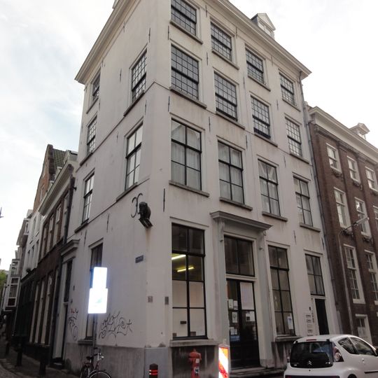 Pand met verdieping en hoog zadeldak