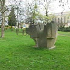 Moderní socha v parku před zámeckou zahradou v Duchcově