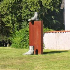 Plastika z kamene a kovu u pietního parku v Písku