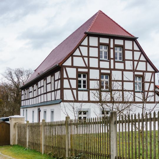 Pfarrhaus, Toreinfahrt und Hofpflaster Zur Alten Schule 1