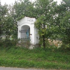 Kaplička nad Mičovicemi u silnice do Lhenic