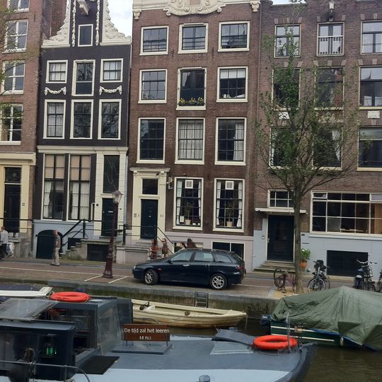 Pand met gevel onder verhoogde gesneden lijst