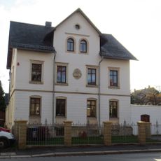 Mietshaus in offener Bebauung mit Vorgarten und Rückgebäude Zwickauer Straße 335