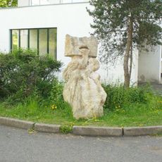 Kamenná plastika u pavilonu D2 v Masarykově nemocnici