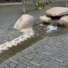 Kašna s historií města na náměstí Karla IV. v Nejdku