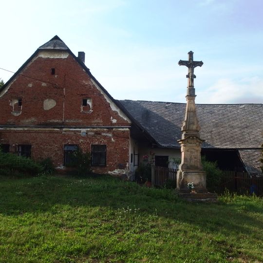 Kříž v Pobučí naproti kostelu