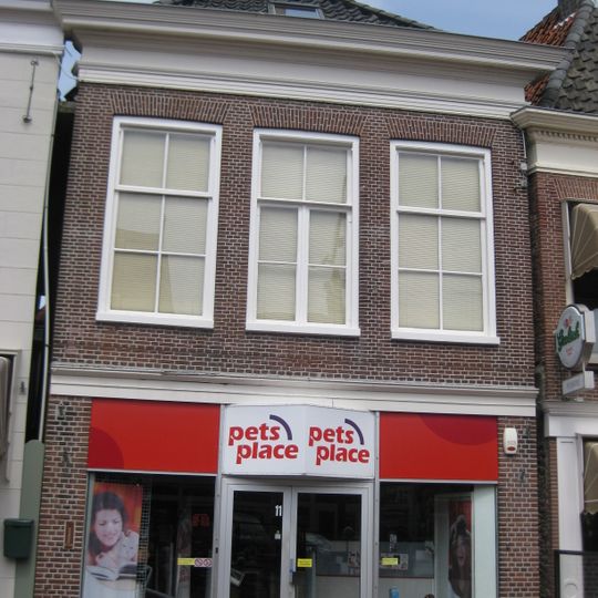 Pand onder zadeldak met boven etalagepui gaaf bewaarde gevel van fijn metselwerk