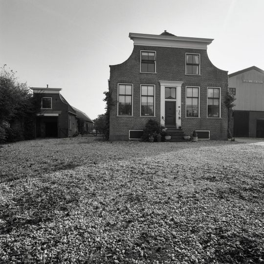 Historisch Museum Hazerswoude: Hoeve met ingezwenkte gevel, waarop houten kroonlijst. Deuromlijsting met hoofdgestel, levensboom, deur uit de bouwtijd.