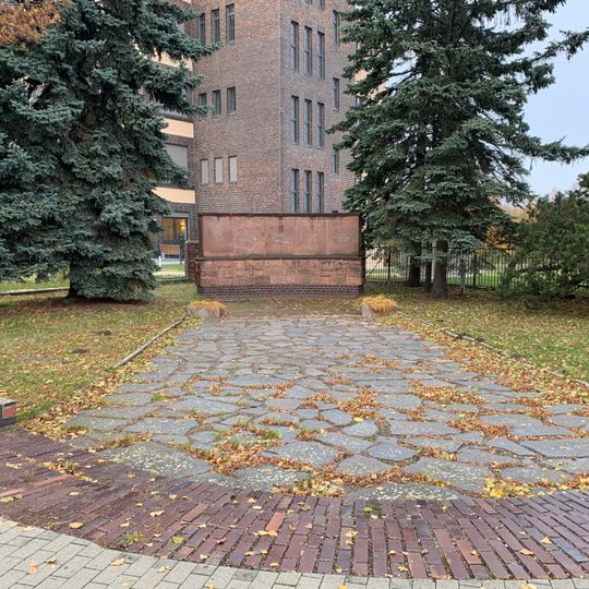 Denkmal bei Recenia-Textilfabrik in Hartmannsdorf