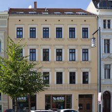 Wohnhaus in geschlossener Bebauung, mit Läden Jakobstraße 32