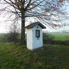 Výklenková kaplička na křižovatce cest západně od Úsobí