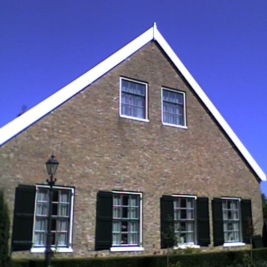 Rechthoekige hoeve met aan voor en achterzijde puntgevel