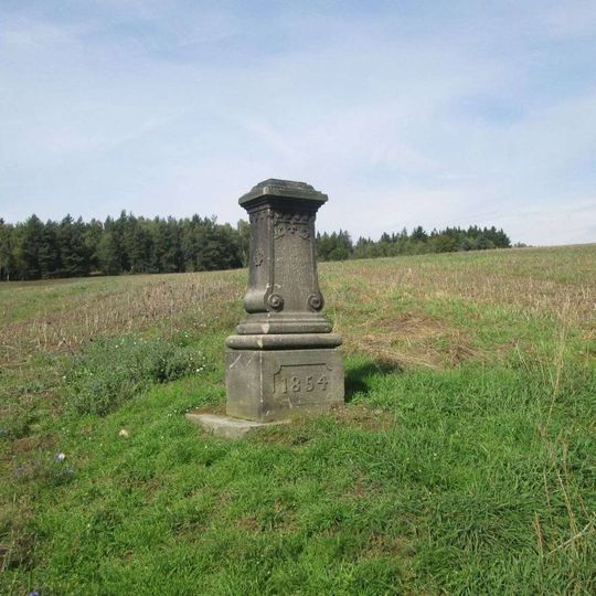 Kříž severozápadně od Kračína v poli