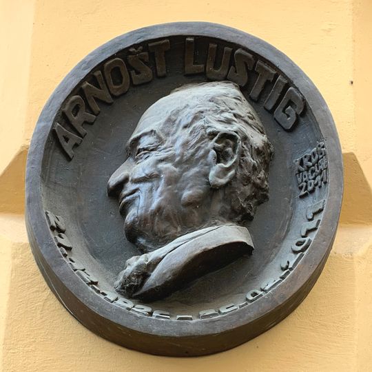 Pamětní deska Arnošta Lustiga v Praze