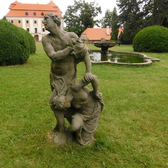 Socha Atys a Ia v zámeckém parku ve Valči