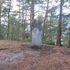 Pomníček u cesty k vyhlídce Labská stráž na Stoličné hoře v Děčíně