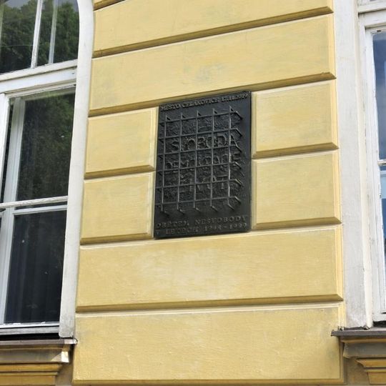 Pamětní deska obětem nesvobody 1948-89 na budově radnice v Čelákovicích