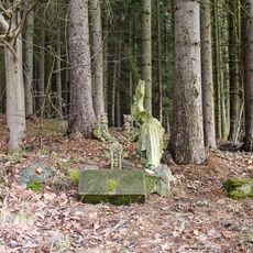 Kříž u Rovenska na okraji lesa