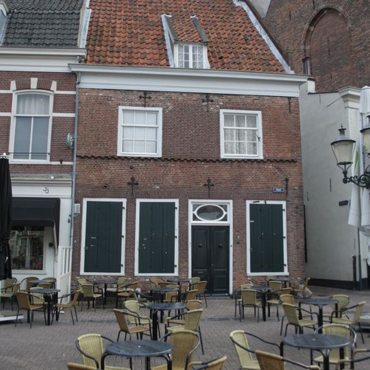 Hoek Windsteeg. Voorgevel met rechte kroonlijst en gemetselde horizontale rand met tandingen. In Windsteeg topgevel