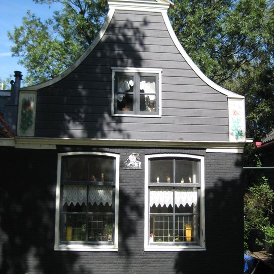 Houten dijkhuis met halsgevel uit 19de eeuw