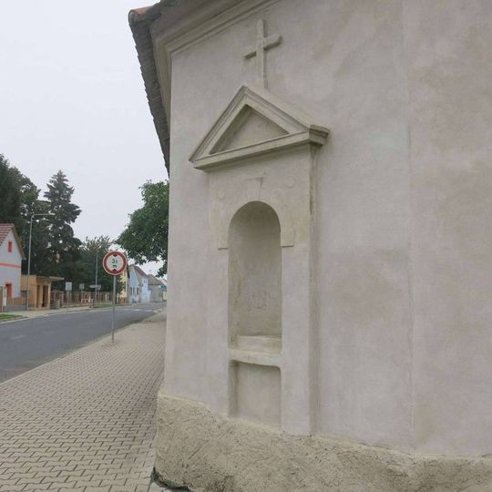 Výklenková kaplička na rohu domu v Brňanech