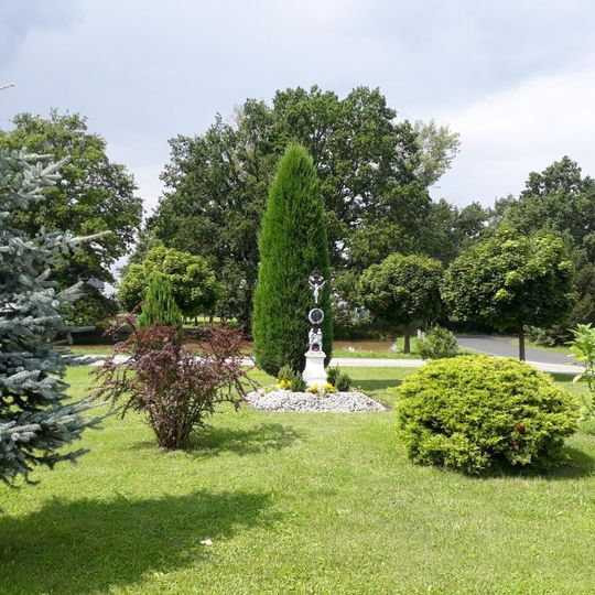 Kříž ve Skalici na rozcestí