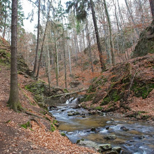 Prießnitz-Wasserfall und Uferhänge