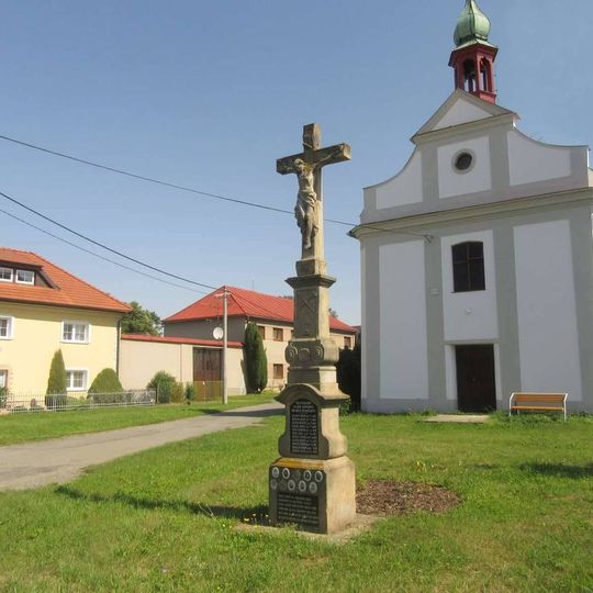 Kříž v Dětřichově před kaplí