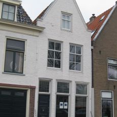 Pand met verdieping onder zadeldak tegen puntgevel