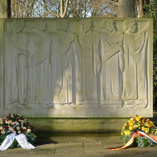 Ehrenanlage für KZ-Opfer und deutsche Soldaten