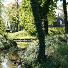 Terrein met daarin resten van een Laat-Middeleeuwse motteversterking.