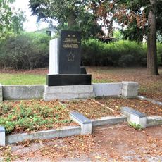 Pomník osvobození v parku v Hřbitovní ulici v Krupce