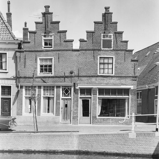 Pand waarvan de gevel het rechtergedeelte vormt van een gekoppelde trapgevel